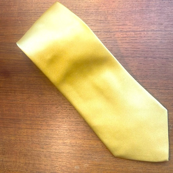 Burberry yellow silk tie very Classy and Beautiful - Picture 1 of 8